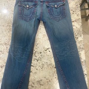 True Religion JOEY twist leg blue jeans with custom red stitching. 38w 33L